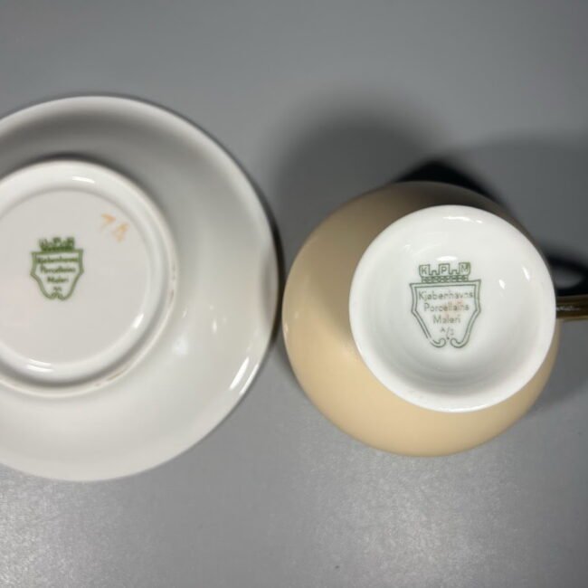 Puodelis-su-lekstute-porcelianiniai-Kjobenhavns-Porcellains-Maleri-KPM-rudas20204.jpg Puodelis-su-lekstute-porcelianiniai-Kjobenhavns-Porcellains-Maleri-KPM-rudas20204.jpg