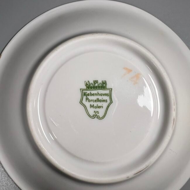 Puodelis-su-lekstute-porcelianiniai-Kjobenhavns-Porcellains-Maleri-KPM-rudas20205.jpg Puodelis-su-lekstute-porcelianiniai-Kjobenhavns-Porcellains-Maleri-KPM-rudas20205.jpg