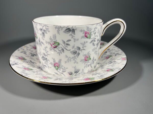 Puodelis su lėkštute porcelianinis, didesnis, Royal Tuscan, angliškas. Talpa 500 ml. Kaina 26