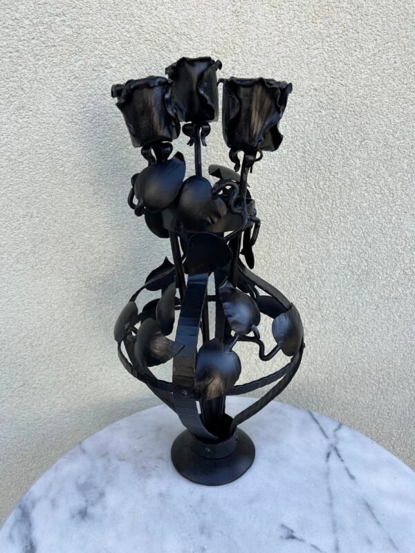 Statulėlė Puokštė metalinių kaltinių rožių. Aukštis 55 cm. Kaina 58