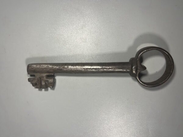 Raktas antikvarinis, kaltinis, tuščiaviduris. Kaina 16
