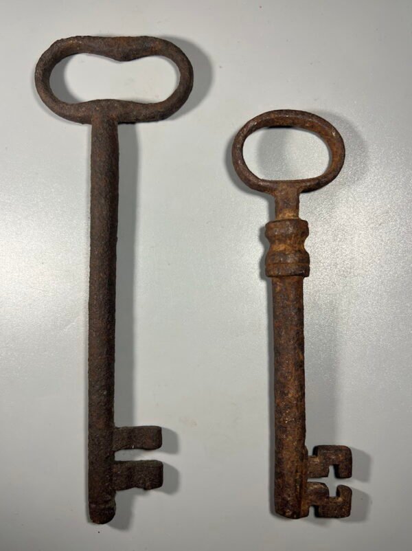 Raktai, raktas antikvariniai, dideli. 20 ir 16 cm. Kaina po 23