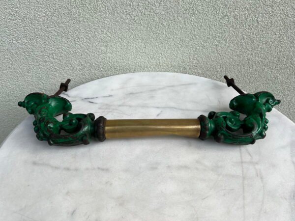 Rankena antikvarinė, masyvi, ketaus, špižinė, prancūziška. Svoris 3,4 kg. Ilgis 54 cm. Kaina 168