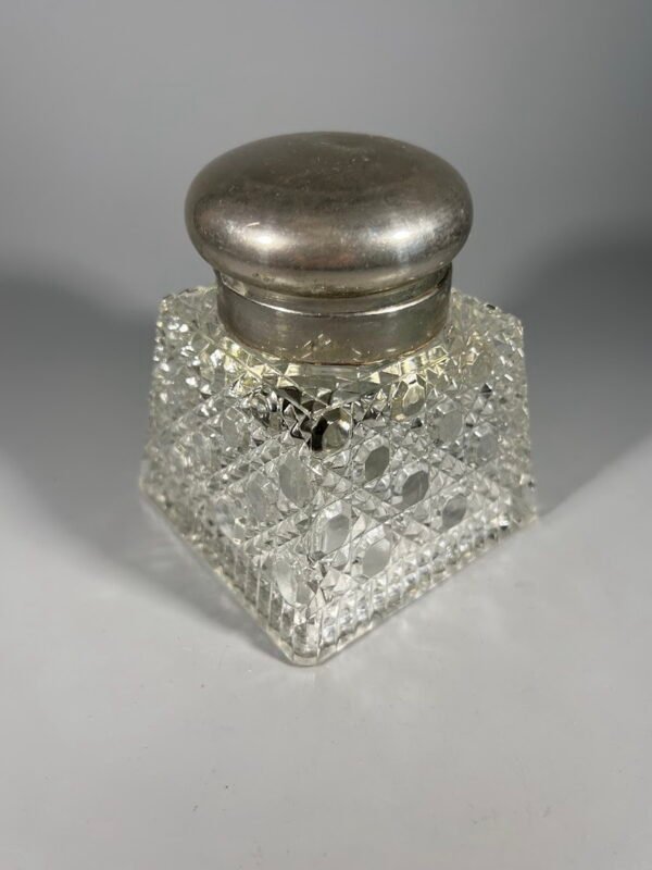 Rašalinė antikvarinė stiklo ar krištolo, metaliniu dangteliu. Kaina 28