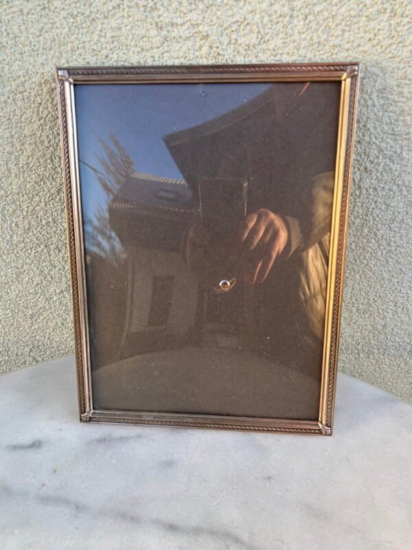 Rėmelis metalinis, išgaubtu stiklu, antikvarinis. Pastatomas, pakabinamas. Kaina 37