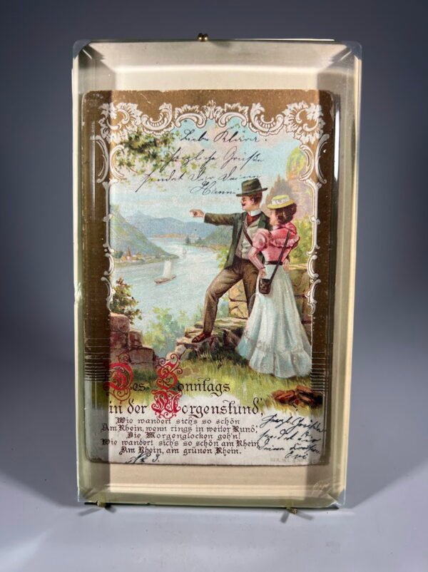 Rėmelis antikvarinis, stiklinis, pastatomas, pakabinamas su antikvariniu atviruku. Vokietija. Kaina 26