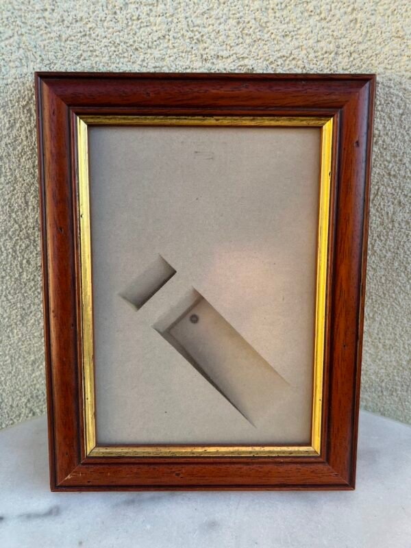 Rėmelis medinis antikvarinio stiliaus su stiklu. Kaina 18