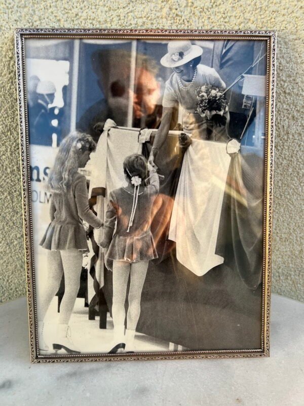 Rėmelis metalinis, išgaubtu stiklu, antikvarinis. Pastatomas. pakabinamas. Kaina 38