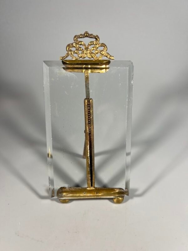 Rėmelis antikvarinis, puoštas karūna, facetuoto, storo stiklo, pastatomas, prancūziškas. Kaina 26