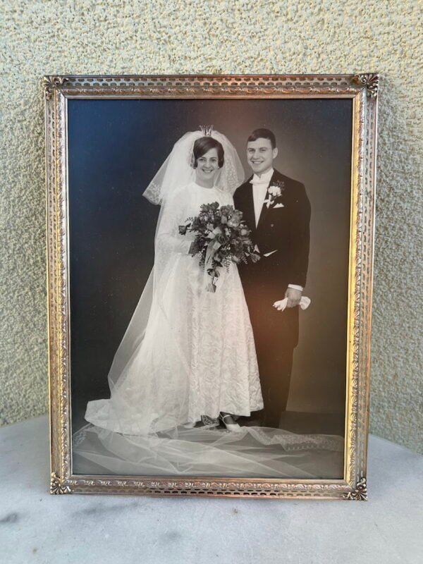 Rėmelis metalinis, išgaubtu stiklu, antikvarinis. Pastatomas, pakabinamas. Kaina 38