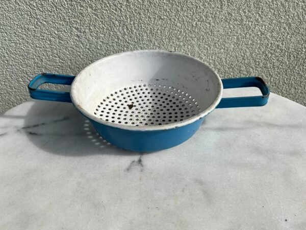 Emaliuotas kiauraindis (duršlikas), rėtis, metalinis, antikvarinis. Kaina 26