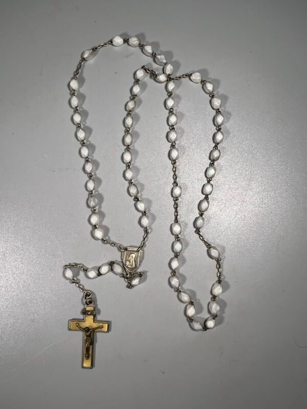 Rožančius, rožinis antikvarinis su kryžiumi bei medalionu. Kaina 28