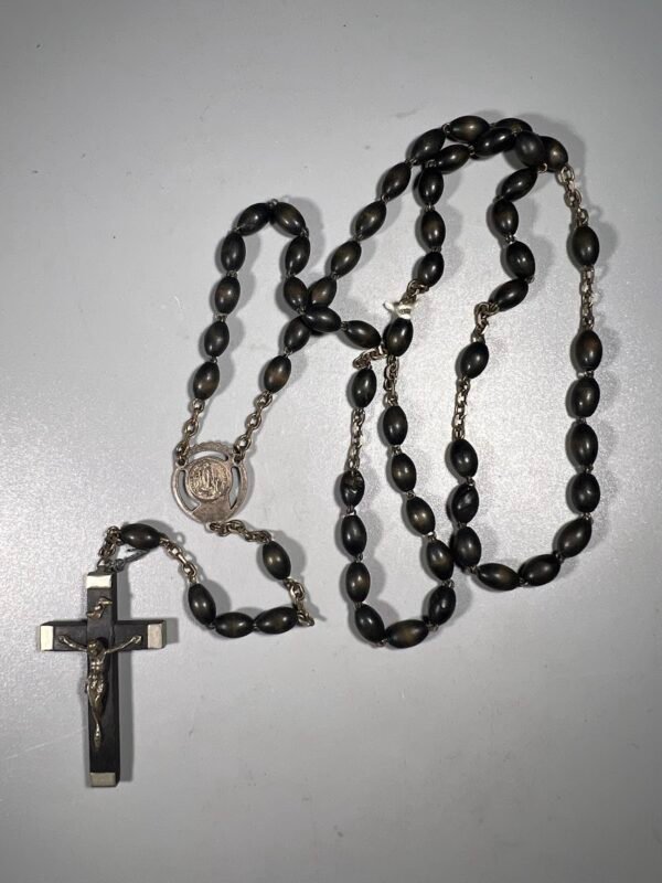Rožančius, rožinis antikvarinis su kryžiumi bei medalionu. Kaina 26