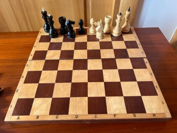 Šachmatai mediniai su medine šachmatų lenta, komplektas, tarybiniai, sovietinių laikų. Kaina 57