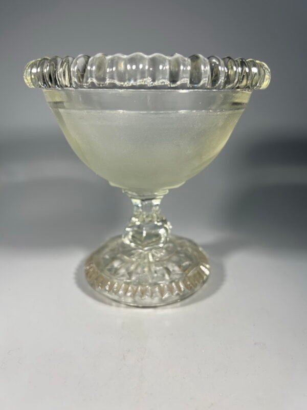 Saldaininė ant kojelės presuoto stiklo, antikvarinė. Kaina 18