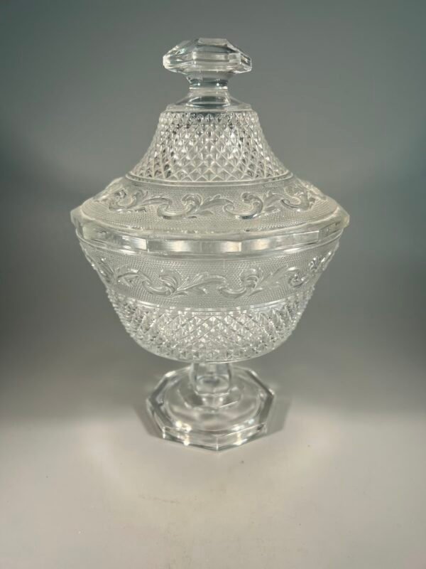 Saldaininė, bombonjerė su dangčiu presuoto stiklo Elme Glasbruk. Kaina 28