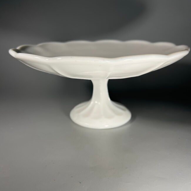 Saldainine20ant-kojeles-pieno-stiklo-milk-glass202.jpg
