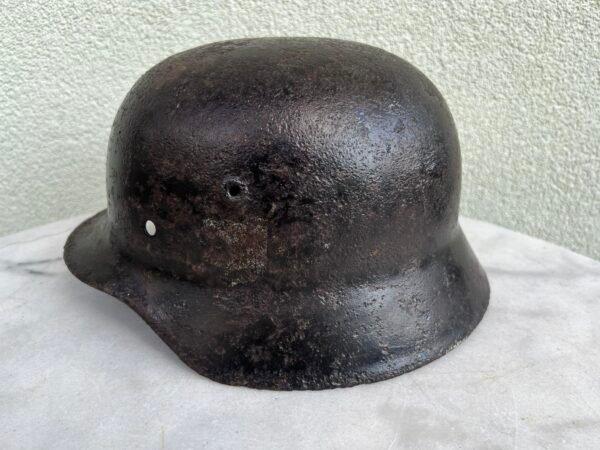Šalmas vokiškas, kariškas, originalus, II-ojo pasaulinio karo laikų, nacistinės Vokietijos. Išlikęs originalus erelio lipdukas. Kaina 148