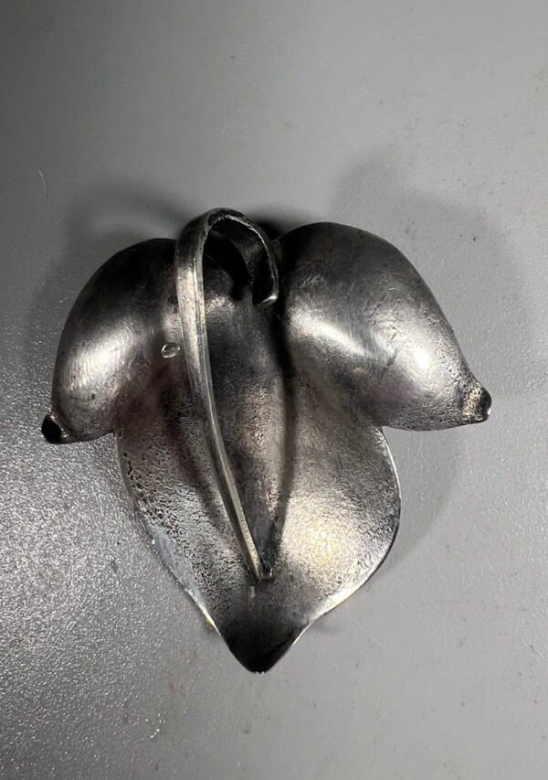 Segė sidabrinė, lapelio formos, prisegama, vintažinė, švediška, praba 800, trys karūnos. Svoris 5 g. 1969 m. Kaina 16