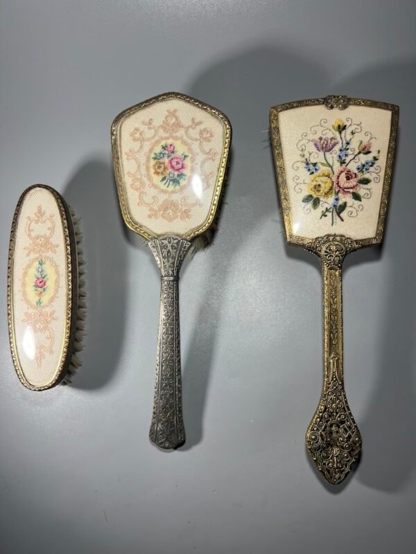 Plaukų šepetys siuvinėtas, angliškas, vintažinis. PARDUOTAS VIDURINIS. Liko 2 vnt. Kaina po 13