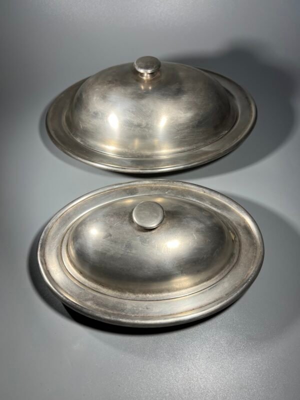 Lėkštė serviravimo su dangčiu, klošas (pranc. cloche - varpas). Indas naudojamas maistui uždengti ir patiekti. КОЛЬЧУГИНСКИЙ ЗАВОД, KOLCHUGINSKY ZAVOD. 1946–1962 m. Didesnis ir mažesnis, 2 vnt. Kaina 23 ir 21