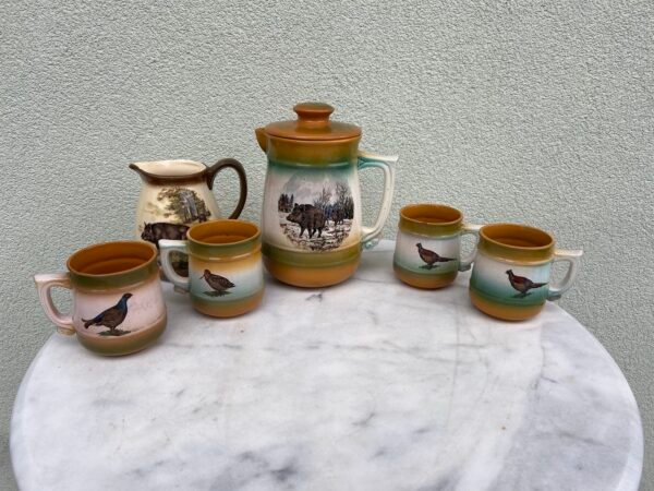 Servizas yra medžioklės tematikos keramikos rinkinys, vintažinis kurį sudaro ąsotis su dangčiu ir keturi puodeliai. Kaina 13 už viską.