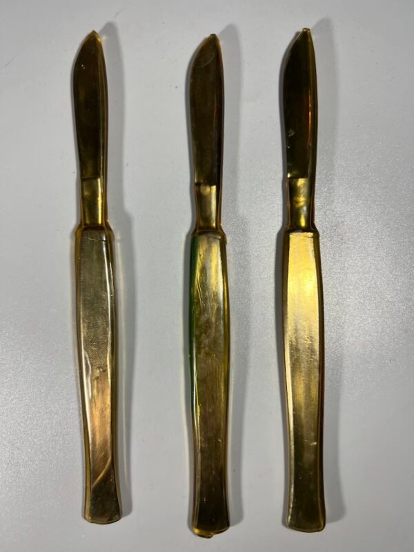 Skalpelis medicininis, chirurginis originalioje pakuotėje. Nenaudota. Ilgis 19 cm. 3 vnt. Kaina po 16