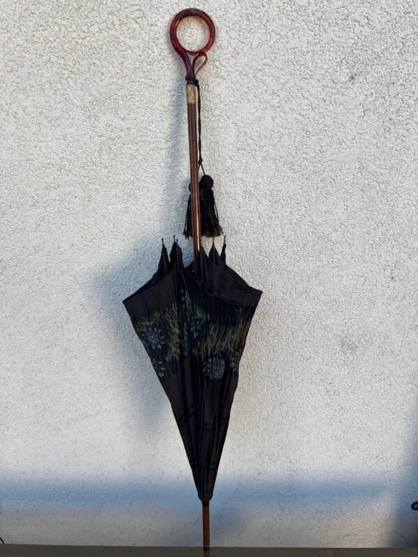 Skėtis nuo saulės (parasol) su tamsiu, gėlėtu audiniu ir raižyta bakelitine rankena, antikvarinis, vokiškas. Kaina 168