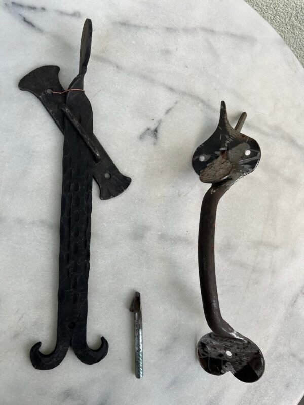 Durų rankena, klemka su užkabinimu, kaltinė, tvirta, kaimiška rankena. Komplektas. Kaina 68 už viską.