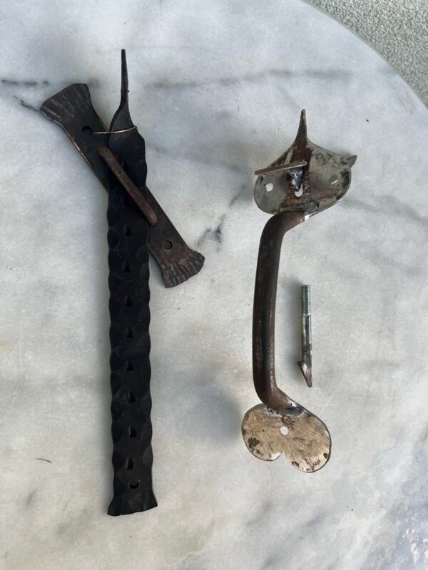 Durų rankena, klemka su užkabinimu, kaltinė, tvirta, kaimiška rankena. Komplektas. Kaina 68 už viską.