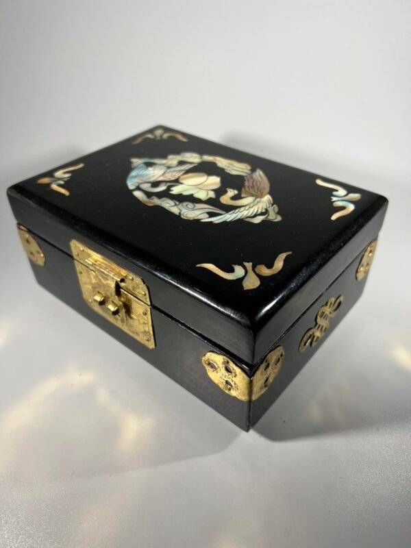 Dėžutė, skrynelė papuošalams medinė, puošta perlamutru su spynele. Kinija. Kaina 68