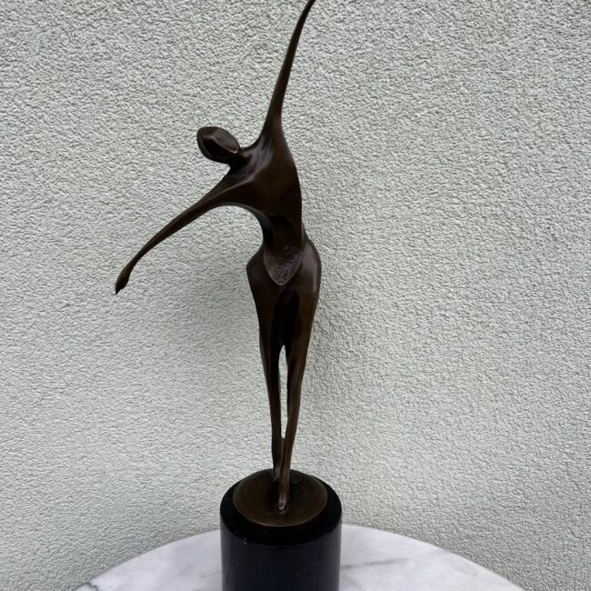 Skulptura-sokanti-abstrakti-moteris-milo-paris201.jpg Skulptura-sokanti-abstrakti-moteris-milo-paris201.jpg