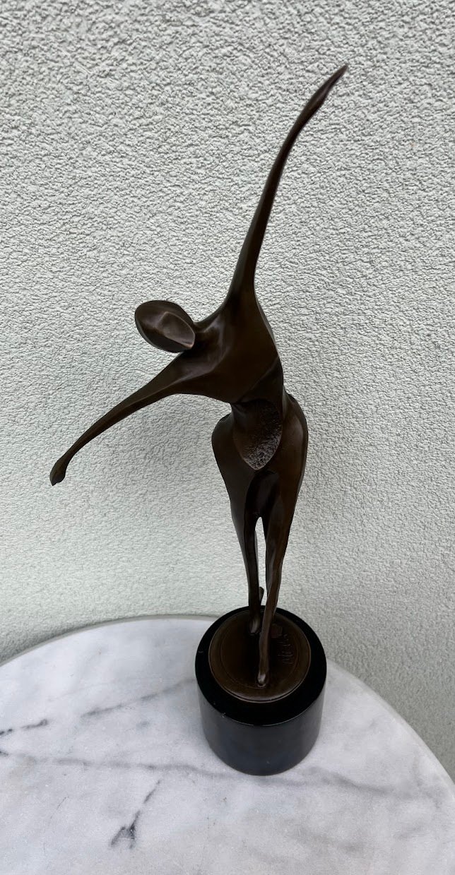 Skulptura-sokanti-abstrakti-moteris-milo-paris202.jpg Skulptura-sokanti-abstrakti-moteris-milo-paris202.jpg