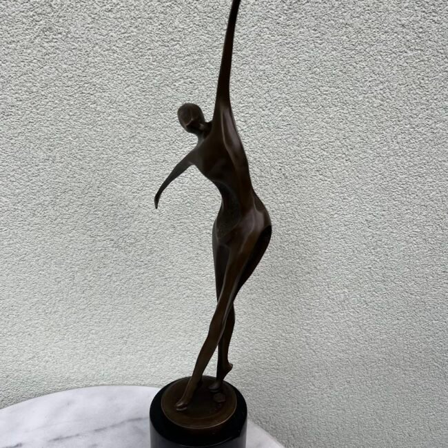 Skulptura-sokanti-abstrakti-moteris-milo-paris203.jpg Skulptura-sokanti-abstrakti-moteris-milo-paris203.jpg