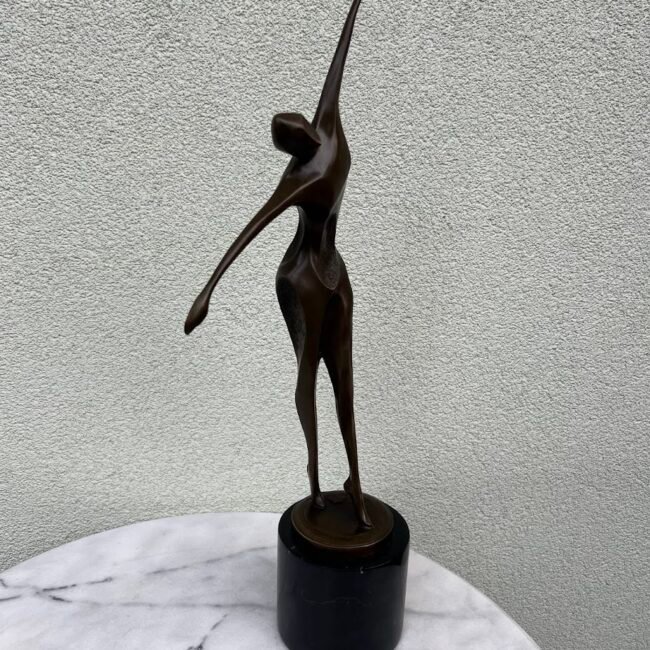 Skulptura-sokanti-abstrakti-moteris-milo-paris204.jpg Skulptura-sokanti-abstrakti-moteris-milo-paris204.jpg