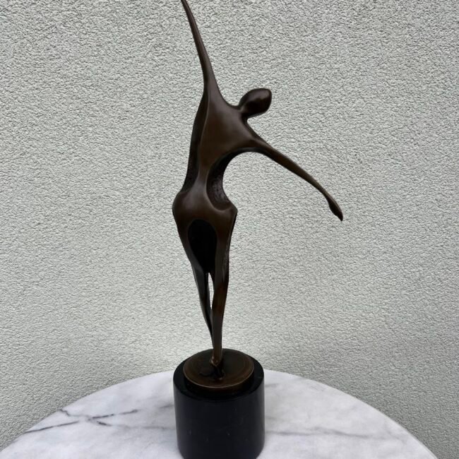 Skulptura-sokanti-abstrakti-moteris-milo-paris205.jpg Skulptura-sokanti-abstrakti-moteris-milo-paris205.jpg