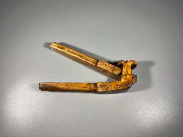 Spaustukai riešutams gliaudyti, riešutų gliaudyklė drožinėta, lietuviška, 1928-1946 m. Kaina 63