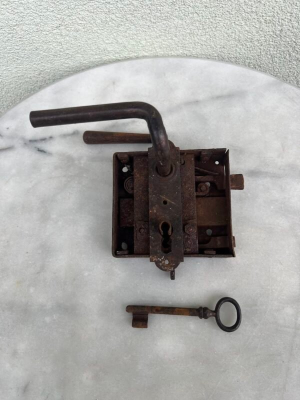 Spyna klėties, antikvarinė. Veikianti. Kairinė. Korpuso ilgis 14, aukštis 15,5 cm., storis 3 cm. Kaina 88