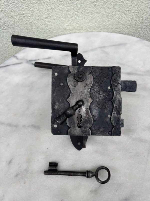 Spyna durų paviršinė, klėties, antikvarinė. Paruošta naudojimui. Kairinė. Kaina 108