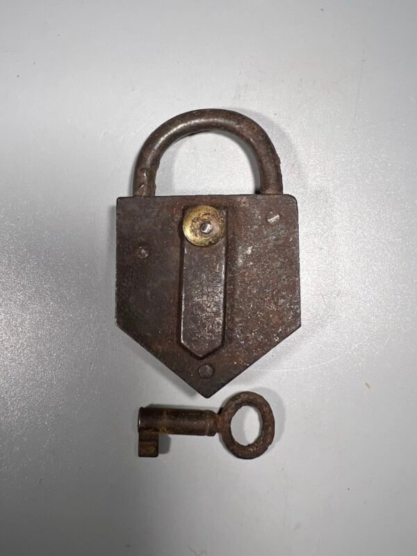 Spynelė antikvarinė, veikianti. Kaina 26