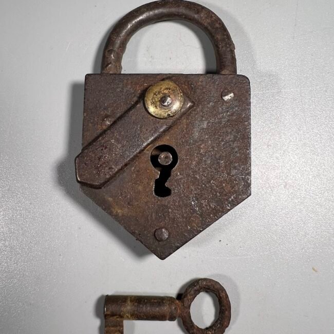 Spynele-antikvarine-kampuota-veikianti202.jpg Spynele-antikvarine-kampuota-veikianti202.jpg