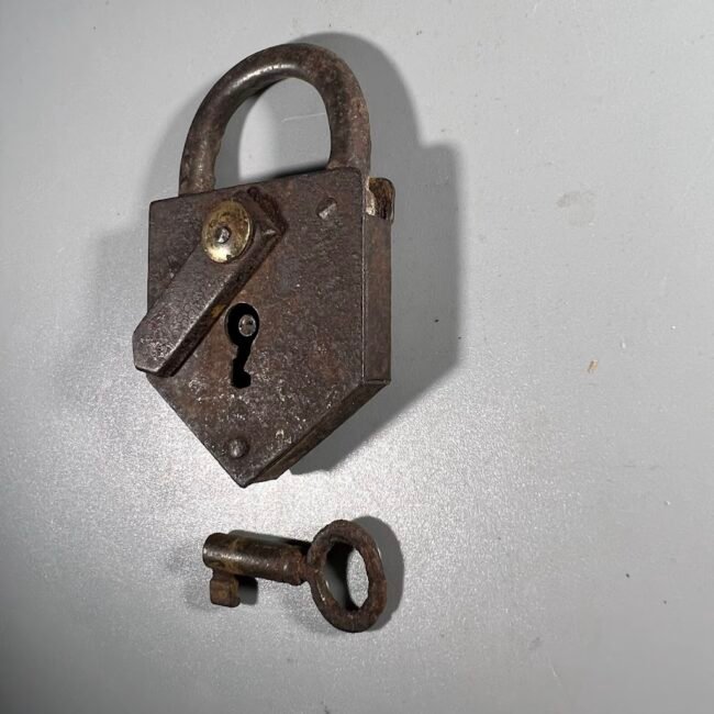 Spynele-antikvarine-kampuota-veikianti203.jpg Spynele-antikvarine-kampuota-veikianti203.jpg