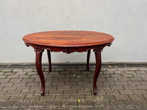 Stalas nedidelis valgomojo antikvarinis, ovalus, raižytas, stilingas, tvirtas. Kaina 268