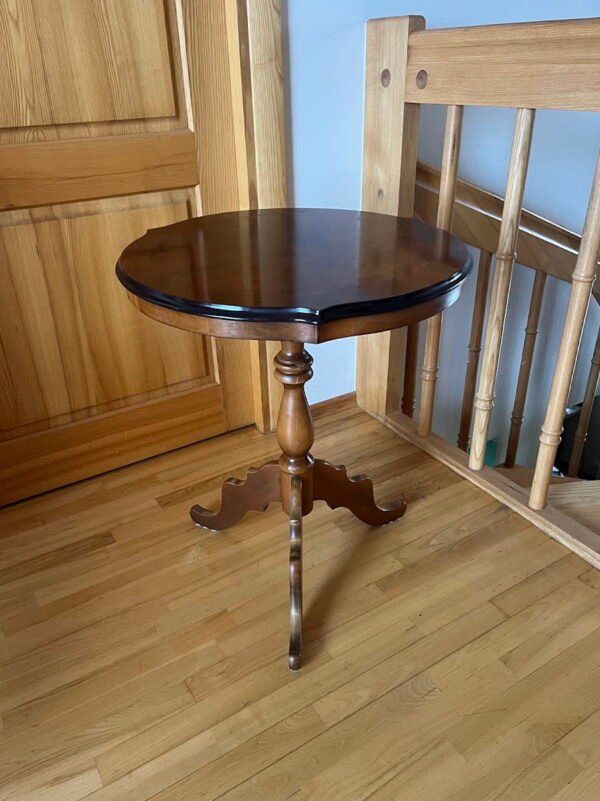 Staliukas, stovelis apvalus, antikvarinis, tvirtas, nedidelis kavos staliukas. Kaina 78