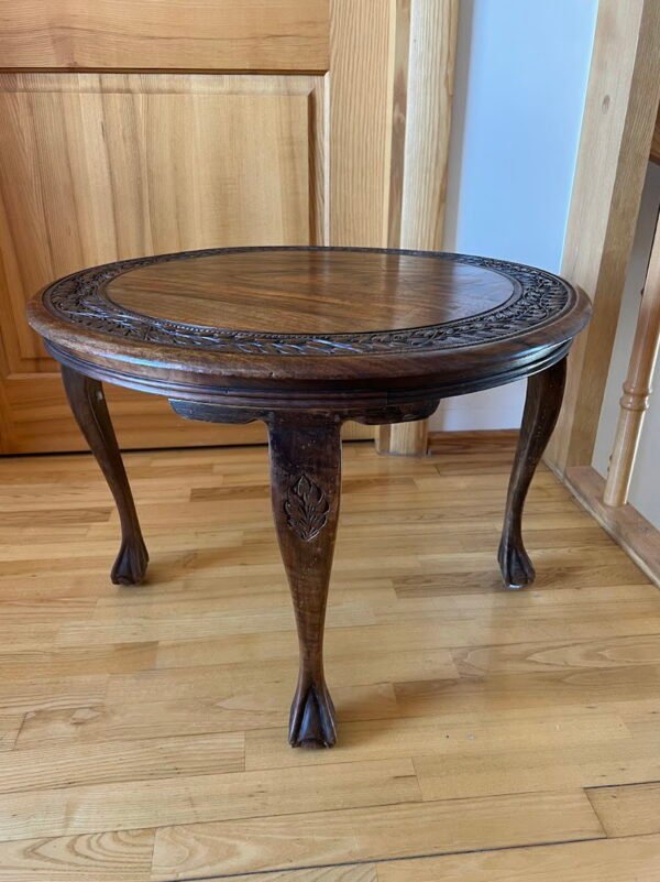 Staliukas, stovelis medinis, drožinėtas, apvalus, tvirtas. Kaina 88