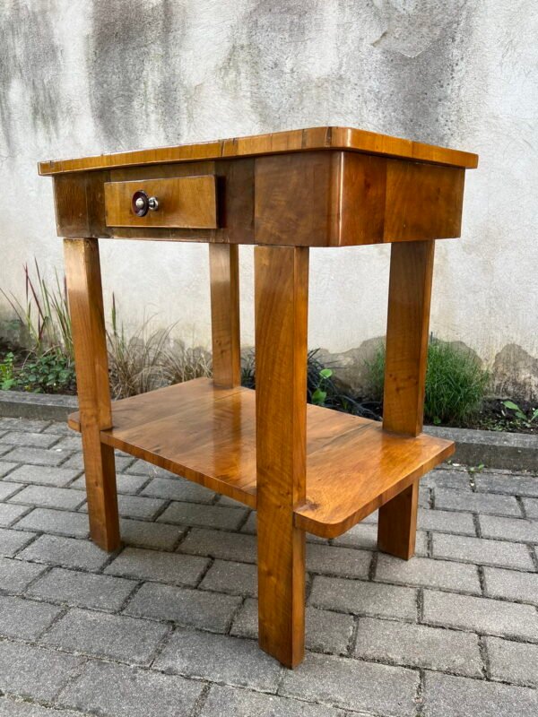 Staliukas dengtas riešutmedžio lukštu, antikvarinis, lietuviškas. Tvirtas. Kaina 188