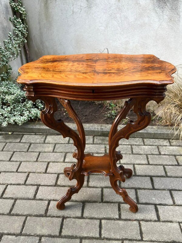 Staliukas, stovelis antikvarinis puoštas šaknies lukštu, drožinėtas su stalčiuku. Restauruotas. 1850–1890 m. Kaina 268