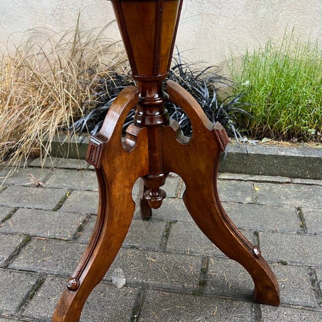 Staliukas-stovelis-restauruotas20a.7620cm.202.jpg
