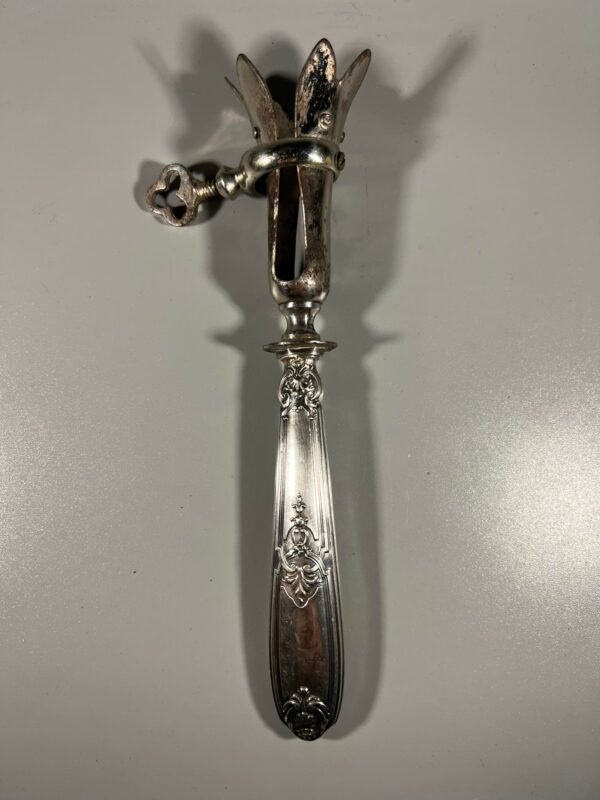 Stalo įrankis, kaulų laikiklis, ėriuko kojos žnyplės, sidabrine rankena, antikvarinis. Minervos galva. Prancūzija. Ilgis 20 cm. Kaina 83