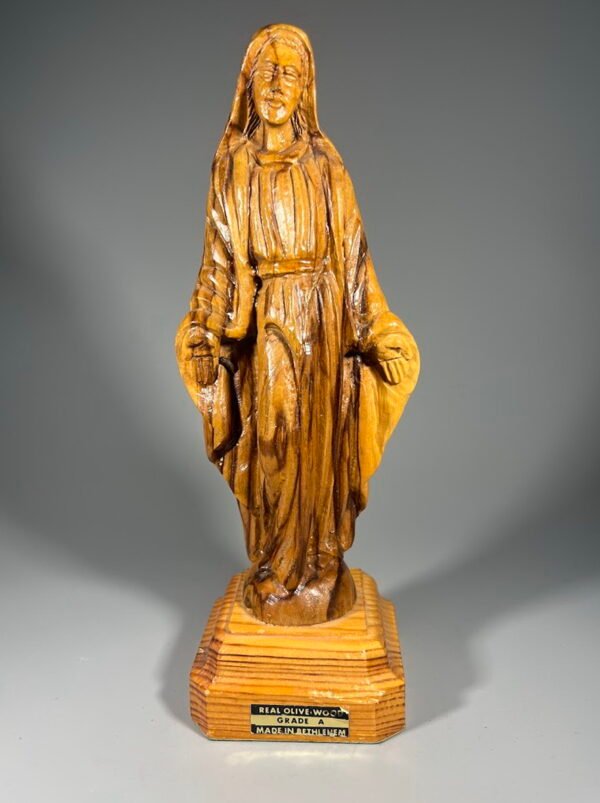 Statulėlė drožinėta alyvmedžio Šv. Marijos figūrėlė. Aukštis 22 cm. Kaina 23